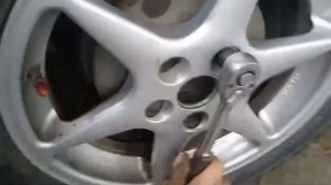 Как открутить слизанную гайку колеса