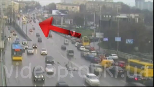 Установка отбойника на бульваре Дружбы Народов [2017-12-01 смотреть онлайн