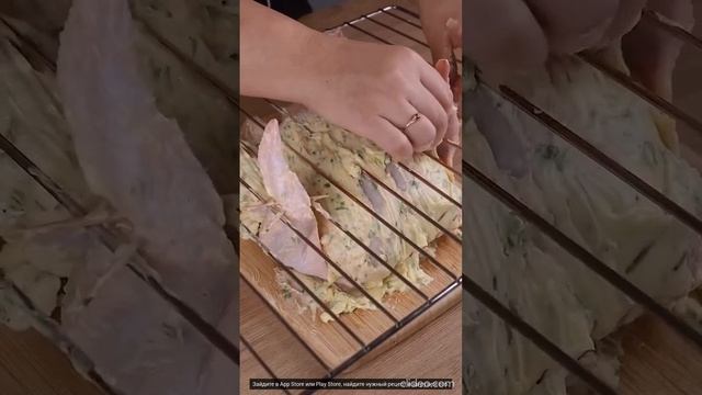Целая курица на решетке в духовке с картошкой