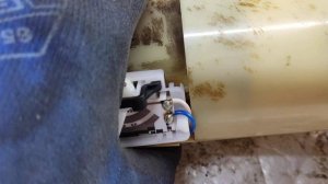 Замена датчика уровня топлива на автомобиль Daewoo Lanos.