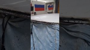 течёт из под лобового стекла.не проблема