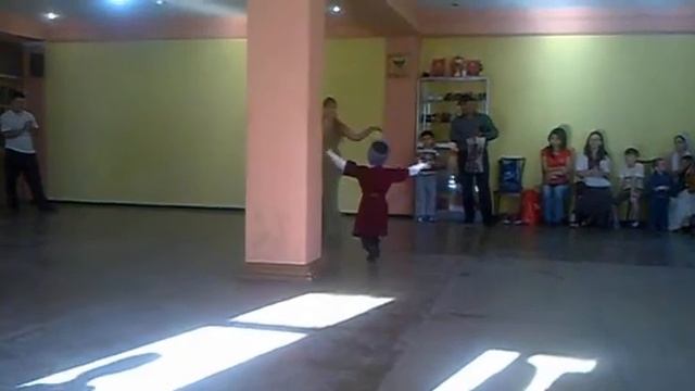 Лезгинка в Алматы. Наш маленький орел)))) смотреть онлайн