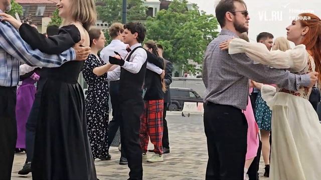 Уличный вальс на площади Адмирала Фокина смотреть онлайн