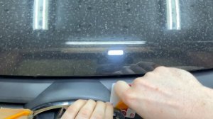 Установка черной эмблемы Lada Granta