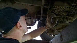 Меняем в ниве сальник на раздатке. Убираем передний ка