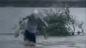 Бабушка бежит по воде, прикол.