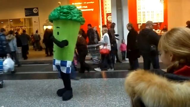 Green broccoli. Dancing. ;-) [Зеленая брокколь. Танцует. ;-)] смотреть онлайн