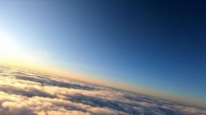 Фантастический полет над облаками, на закате. Крыло Ar W