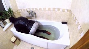 Bath wetlook,Wet clothes boots.Ванні купаюсь одязі,ботфорти лабутени чорні шкіряні, шкіряна куртка.