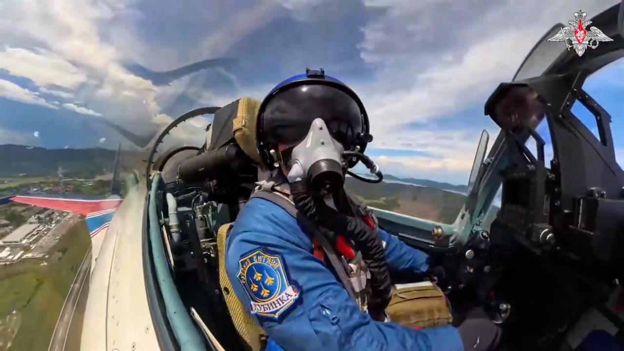 Виртуозные виражи: "Русские витязи" показали мастерство на "LIMA-2025" смотреть онлайн