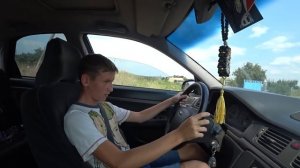 Учу малого школьника ездить на машине! Впервые за руле