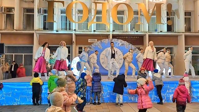 А СНЕГ ИДЁТ - ШОУ-ГРУППА "ВЕРНИСАЖ" смотреть онлайн