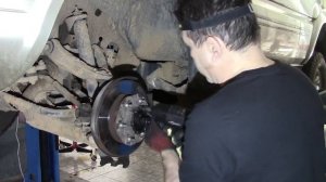 Nissan Terrano 2  Замена передних  тормозных дисков