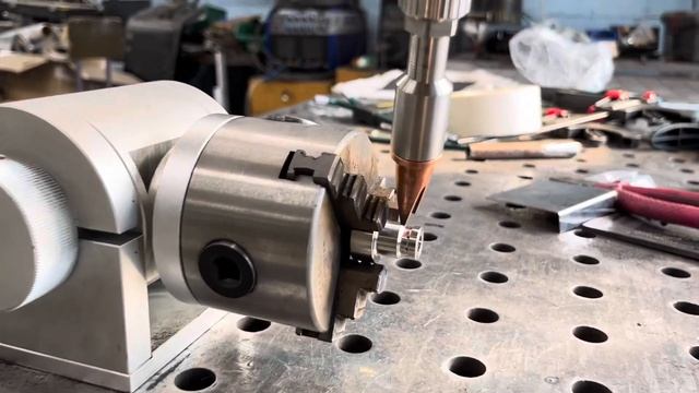 Лазерная сварка металлической составной форсунки смотреть онлайн