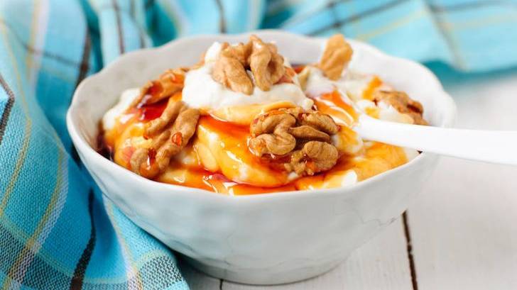 Вкусный десерт с грецком орехом яблоком и медом. смотреть онлайн