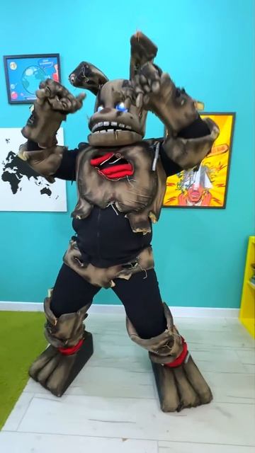 One day in a real game FNAF animatronics! #fnaf #funny #inreallife смотреть онлайн