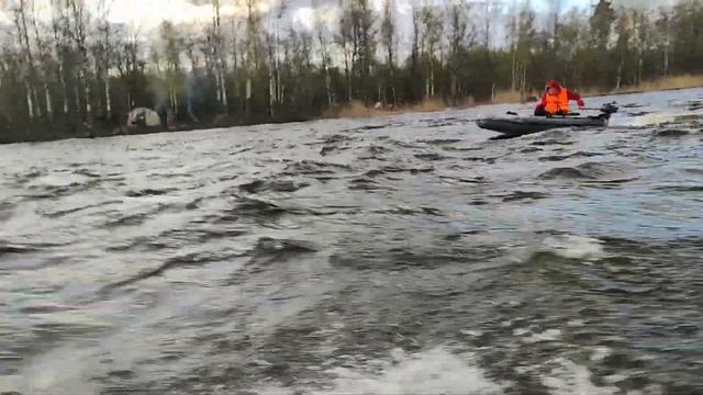 проходим пороги на реке Бурная на моторе 3 л.с. смотреть онлайн