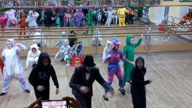 Новогодняя вечеринка. Новогодний танец средней групп?