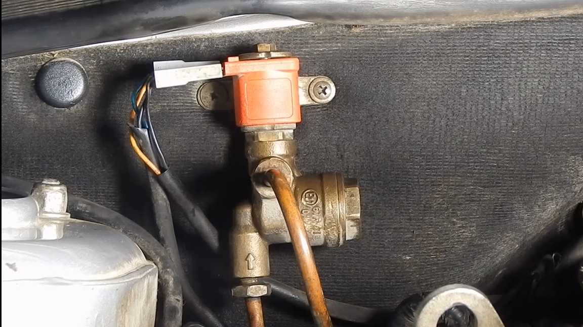 Замена фильтра и конусной муфты (бочонка) электромагнитного клапана ГБО автомобиля.