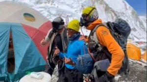 Руководитель экспедиции на Эверест Александр Абрамов из Лагеря-2 на склонах Эвереста