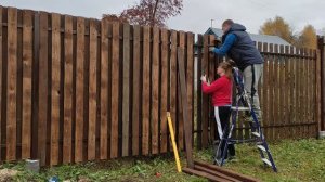 Забор из деревянного штакетника своими руками