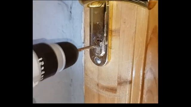 Как открыть замок без ключа - высверливаем личинку, се? смотреть онлайн