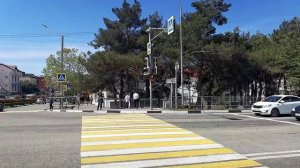 посадил супругу на автобус до Элисты и пошел домой по улице Кирова до улицы Островского