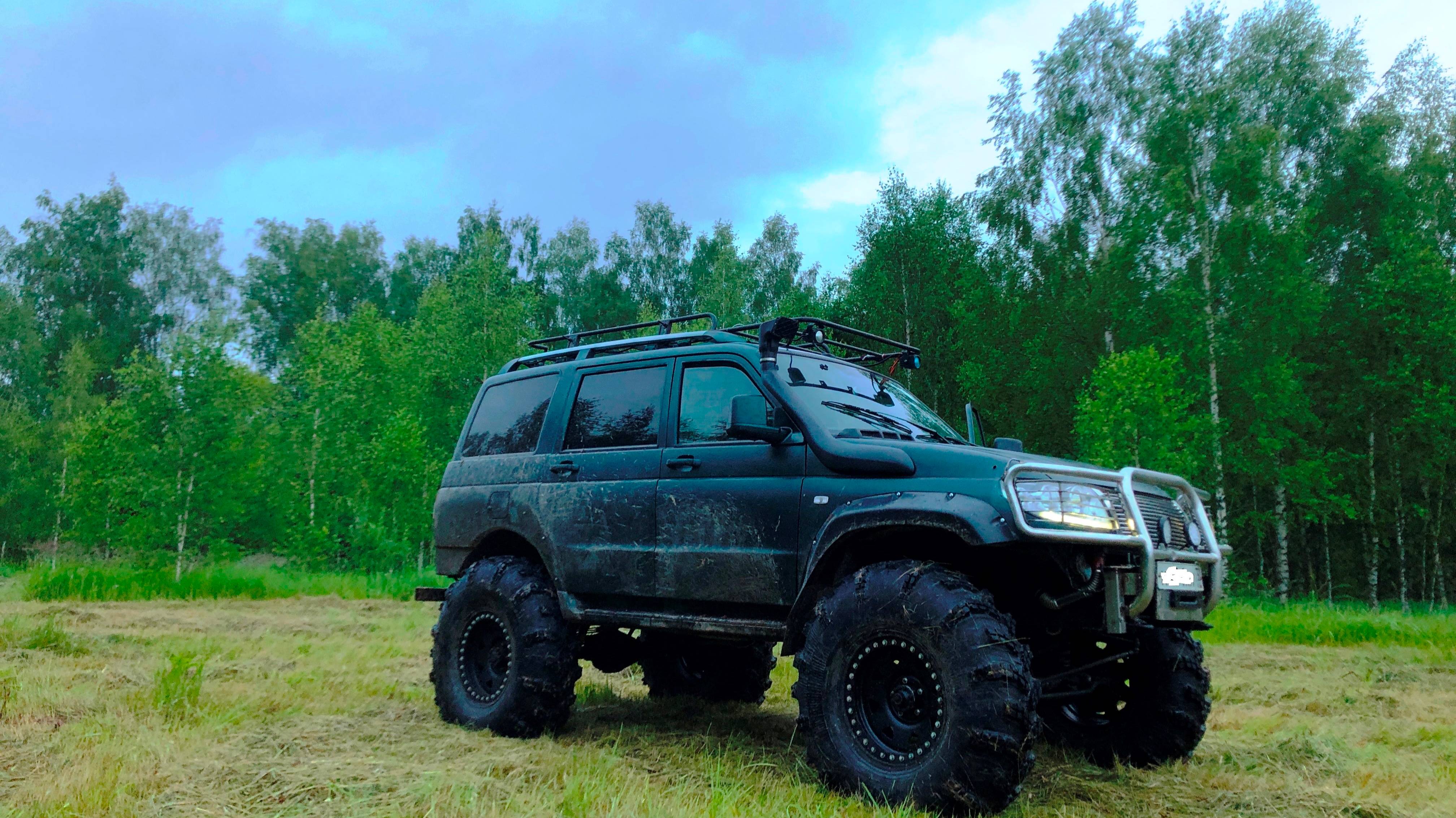 Уаз Росомах торит старинную дорогу на деревню колдунов.