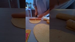 Сосиски в тортильи на сковороде с сыром.