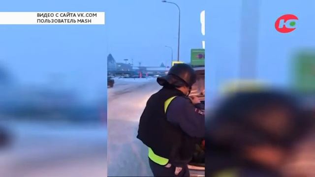 Хулиган с самолёта Сургут - Москва может получить срок смотреть онлайн