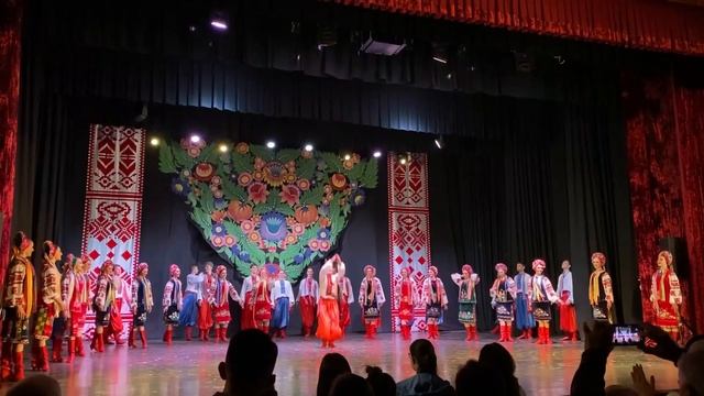 Який ГОПАК краще? В костюмах чи без?