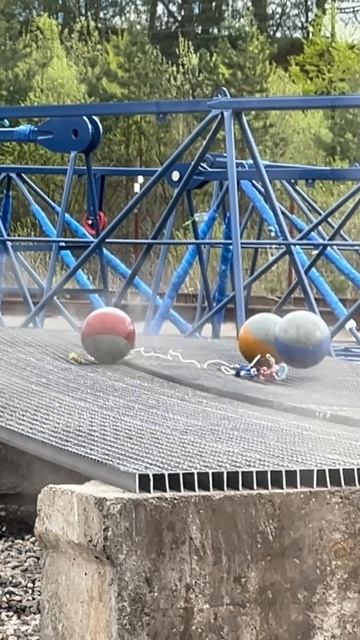 🎳Такого не ожидали! Скинули боулинговые шары с башенного крана. Что было дальше – смотри в видео смотреть онлайн