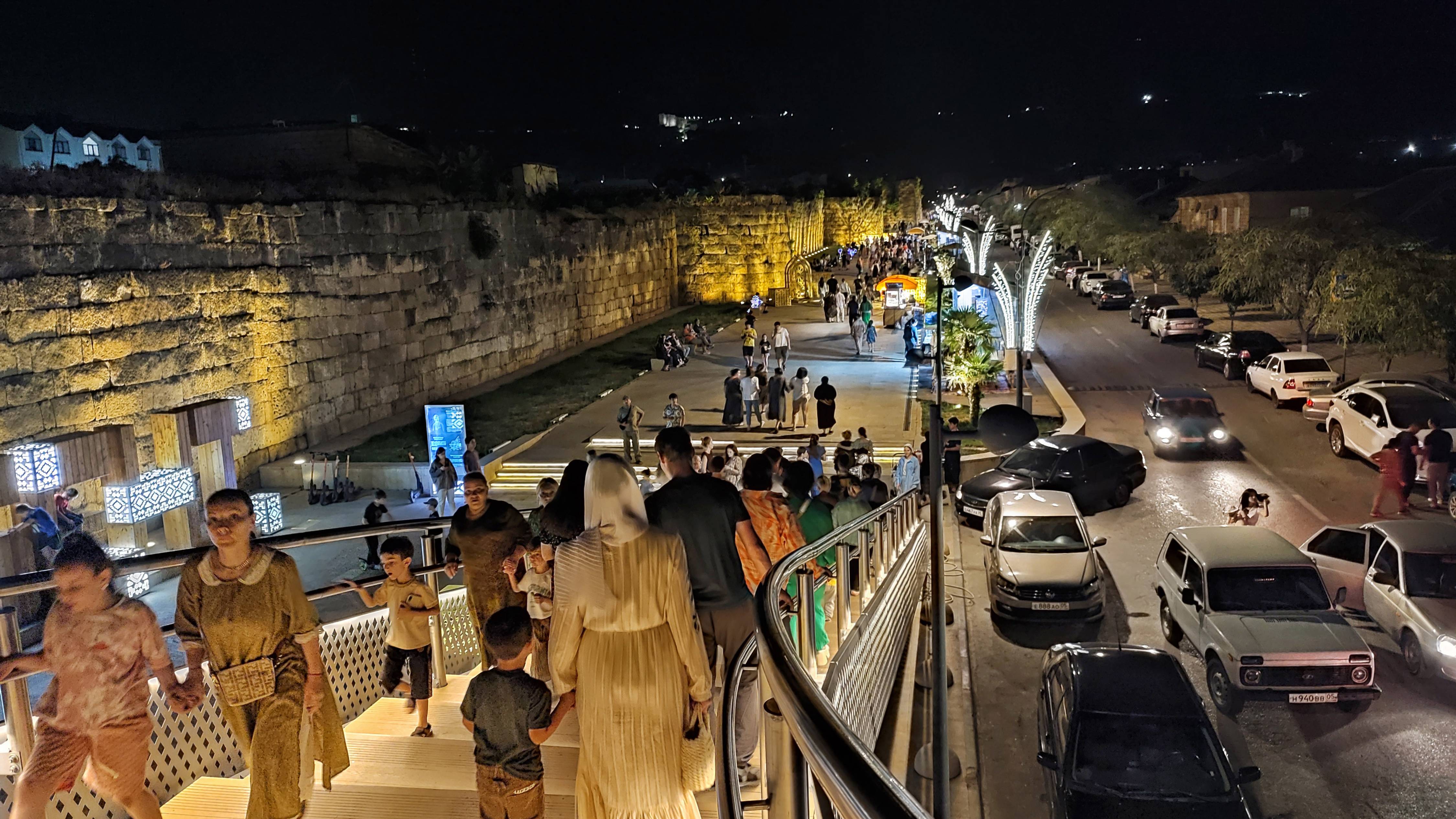 Пешеходный мост от парка Низами Гянджеви через улицу Гагарина на улицу Керима Мамедбекова. Дербент смотреть онлайн