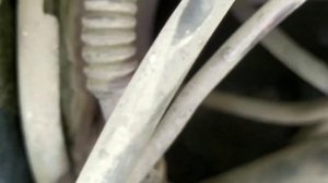 Как открутить регулировочные гайки рулевой тяги.