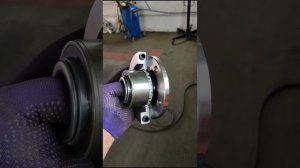 Замена переднего ступичного подшипника на Polo Sedan.