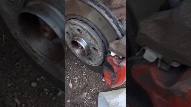 Как правильно заменить тормозные диски Volkswagen polo смотреть онлайн