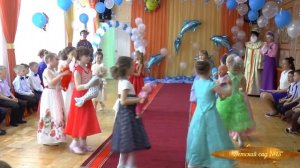 Танец девочек с куклами на выпускном