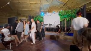 Танец «лететь по белому свету»