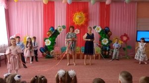 Прощальный танец на  выпускной с лентами воспитателей