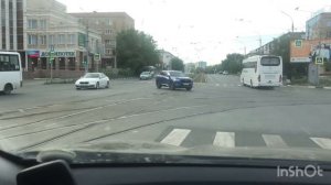 С одной стороны заезд на тр,пути ,с другой стороны без заезда на тр,пути.♀️такой перекресток