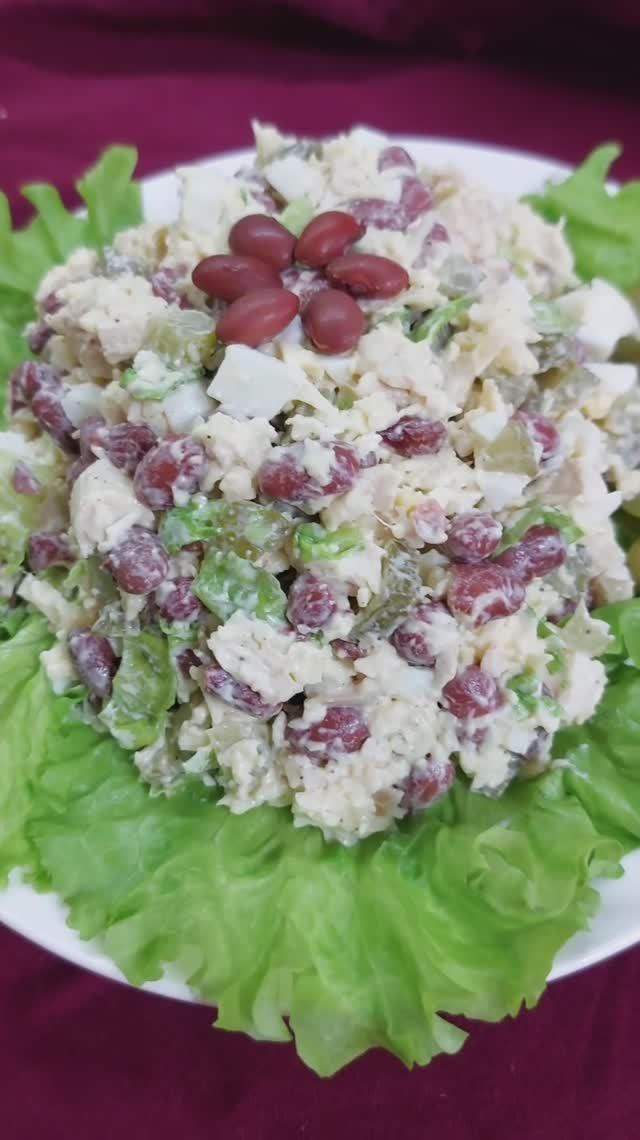 Салат с курицей, фасолью и маринованными огурчиками смотреть онлайн