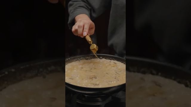 Бефстроганов из говядины с грибами и сливками/4K