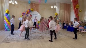 Выпускной вальс с корзинками цветов (муз .И. Штраус)