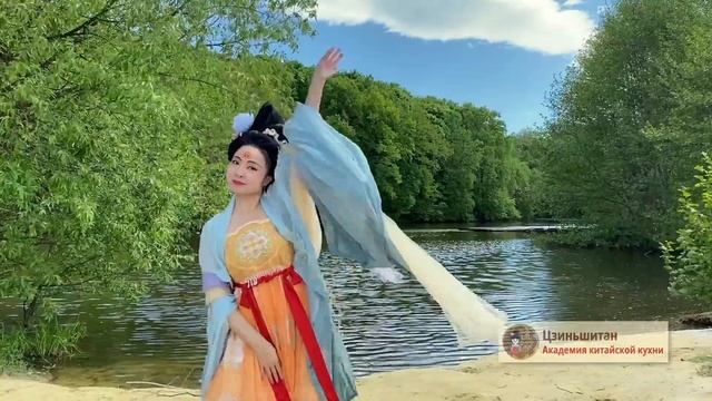 Китайский танец | китаянка танцует традиционный китай