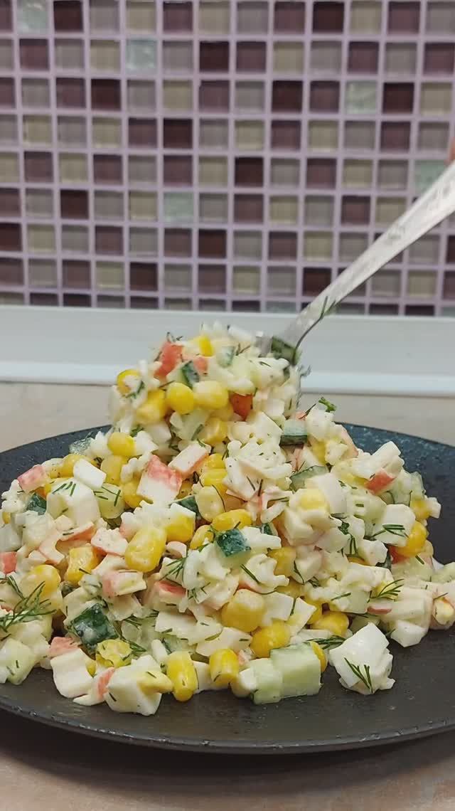 Салат с крабовыми палочками смотреть онлайн