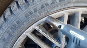 Прикипели колпачки на колесах. как открутить.