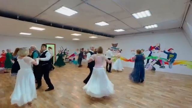 шапелуаз, Танцевальный вечер 18.12.2022 смотреть онлайн