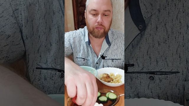 Ем куриные крылышки топлёное в сковородке и макароны ? смотреть онлайн