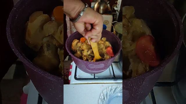 Вкусное мясо с картошкой и овощами в казане (20240706) смотреть онлайн