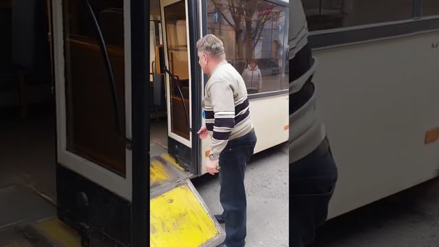 Водитель автобуса уволен на следующий день... смотреть онлайн